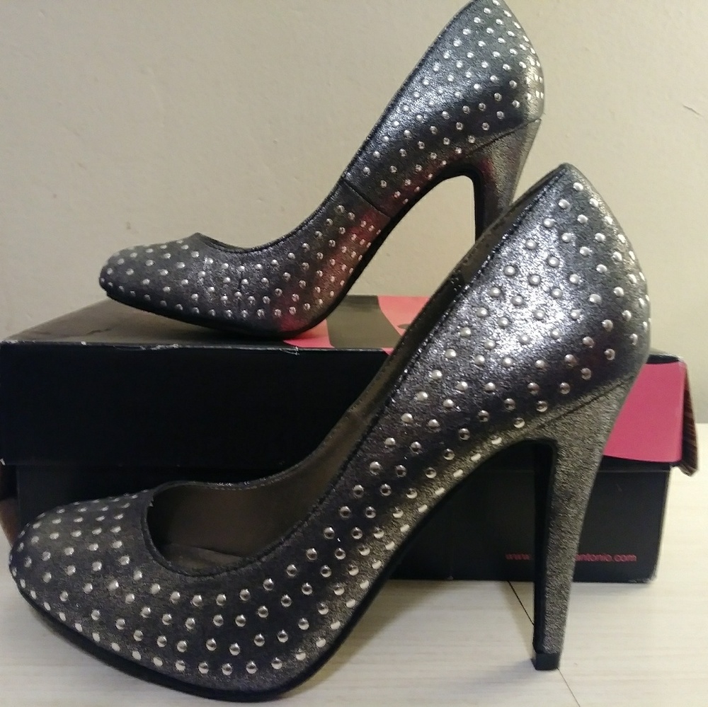 New Michael Antonio Metallic Pumps